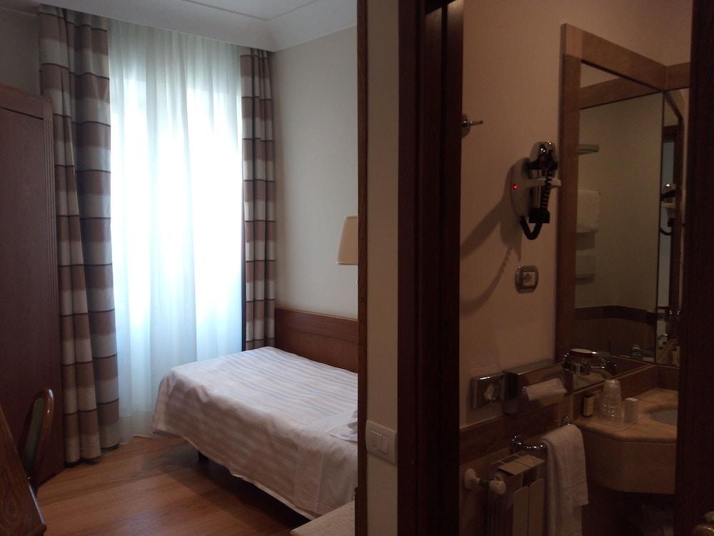 Hotel Albergo Santa Chiara Rome Exterior photo